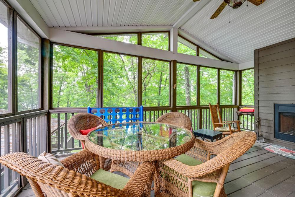 Waterfront Nolin Lake Gem Guest House and Balcony